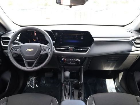 Used 2025 Chevrolet TrailBlazer LT AWD/4WD image 16