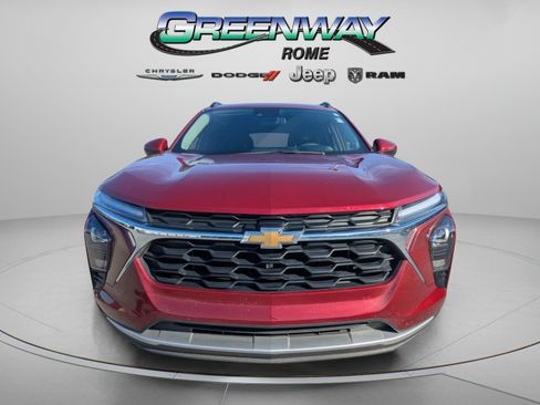 Used 2025 Chevrolet Trax LT FWD image 3