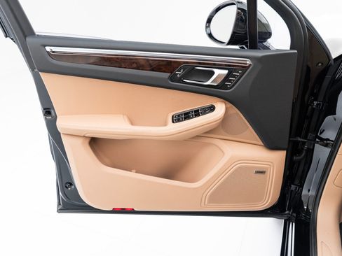 Certified 2025 Porsche Macan image 19