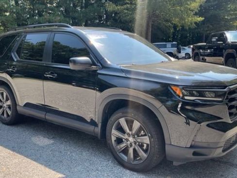 Used 2025 Honda Pilot Sport image 2