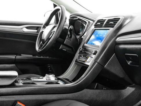 Used 2020 Ford Fusion SE image 23