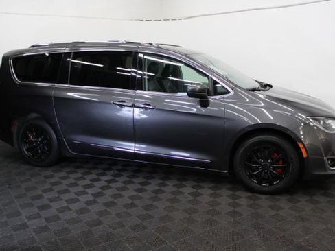 Used 2019 Chrysler Pacifica Touring-L FWD image 4