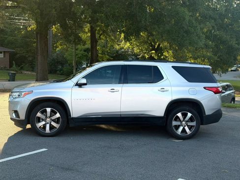 Used 2021 Chevrolet Traverse LT w/ LT Premium Package FWD image 3