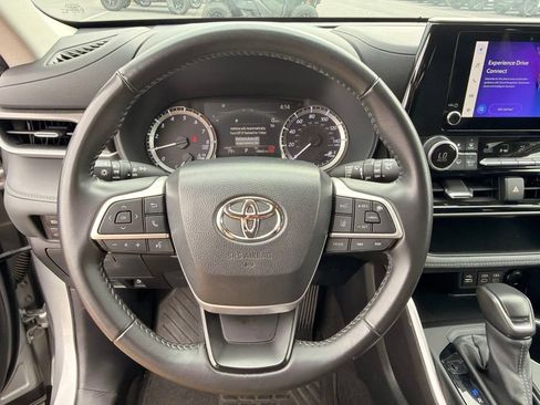 Used 2024 Toyota Highlander LE FWD image 13