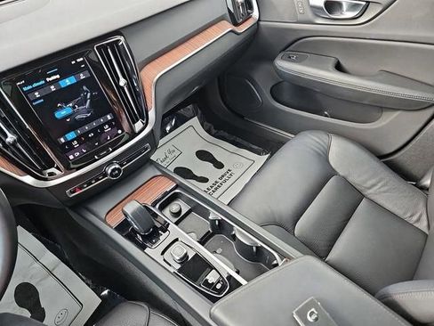 Used 2025 Volvo V60 B5 Cross Country Plus image 36