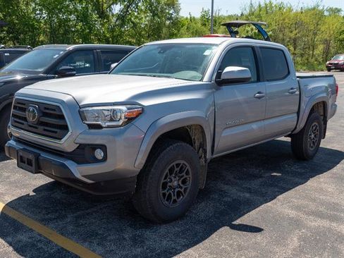 Used 2018 Toyota Tacoma SR5 AWD/4WD image 4