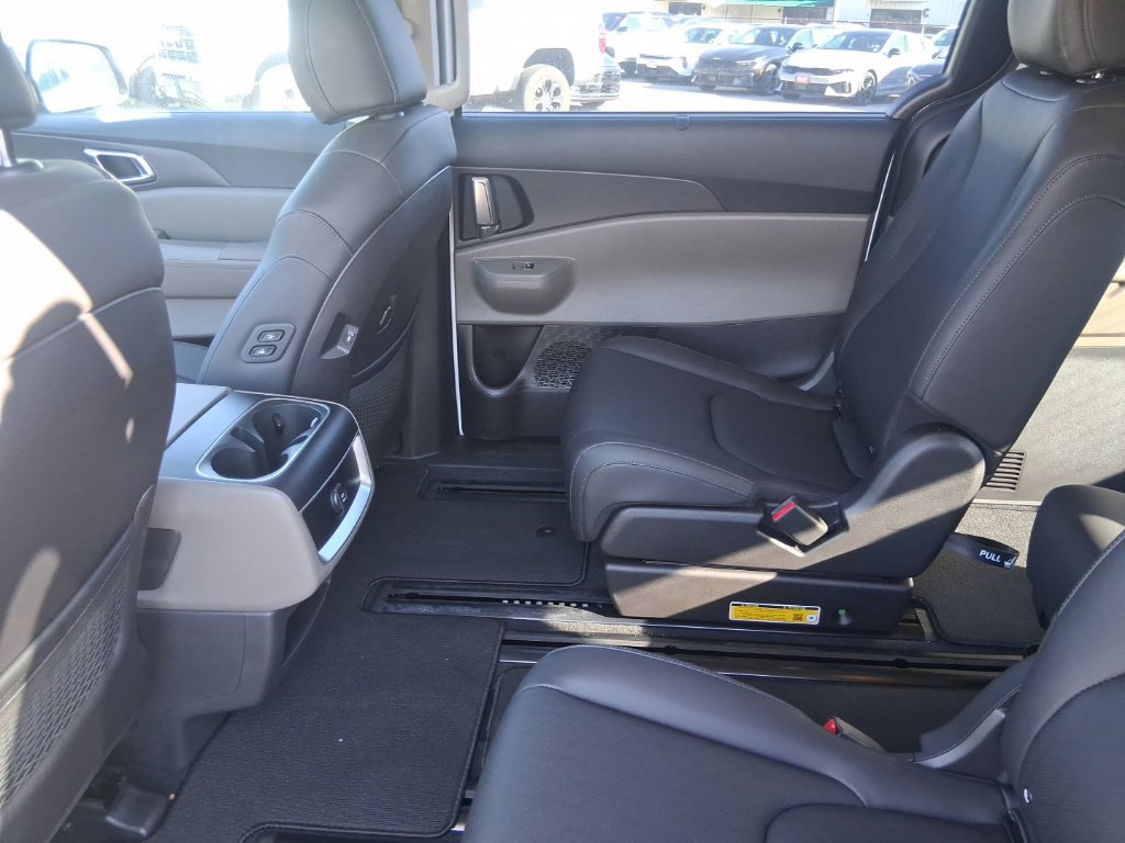 Certified 2026 Kia Carnival EX FWD image 16