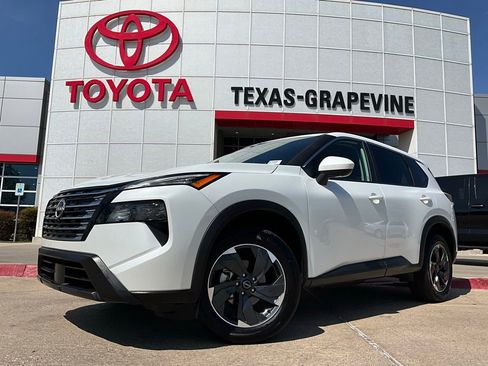 Used 2025 Nissan Rogue SV image 2