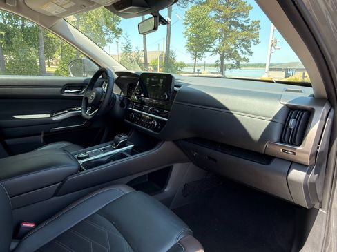 Used 2024 Nissan Pathfinder Platinum image 13