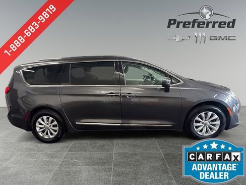 Used 2018 Chrysler Pacifica Touring-L FWD image 9