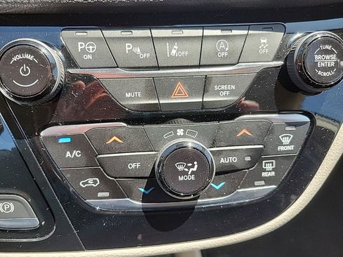 Used 2022 Chrysler Pacifica Touring-L w/ Uconnect Theater Family Group FWD image 17