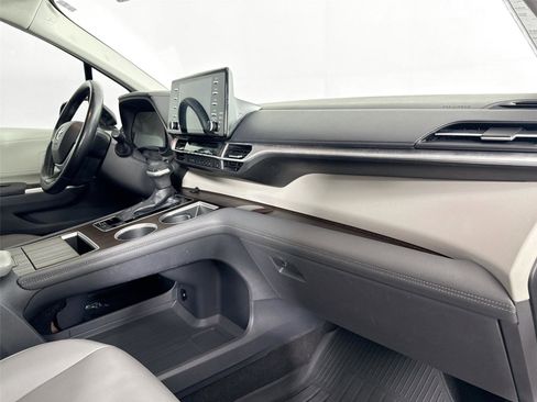 Certified 2021 Toyota Sienna XLE image 43