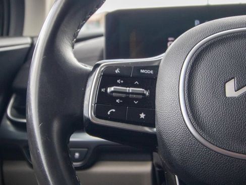 Used 2025 Kia Carnival FWD image 28
