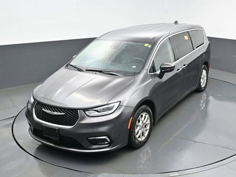 Used 2023 Chrysler Pacifica Touring-L image 23