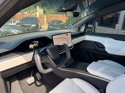 Used 2022 Tesla Model X Plaid image 9