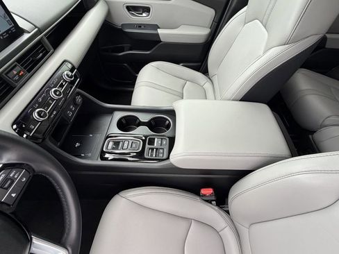 Used 2025 Honda Pilot Touring image 19