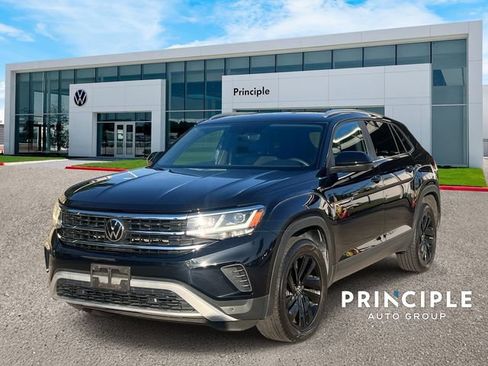 Used 2023 Volkswagen Atlas Cross Sport SE w/ Panoramic Sunroof Package FWD image 1