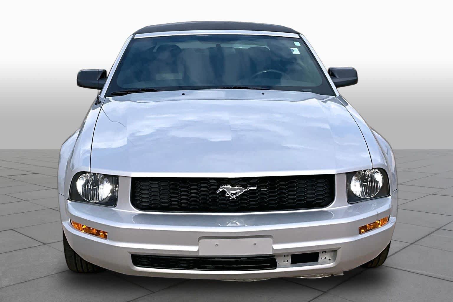 Used 2005 Ford Mustang Convertible RWD image 3