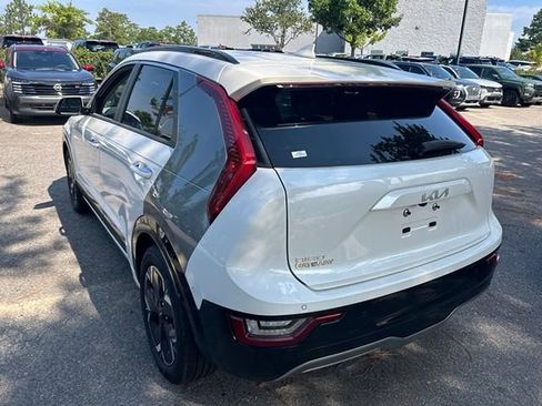 Used 2023 Kia Niro Wave w/ Wave Preserve Package FWD image 5