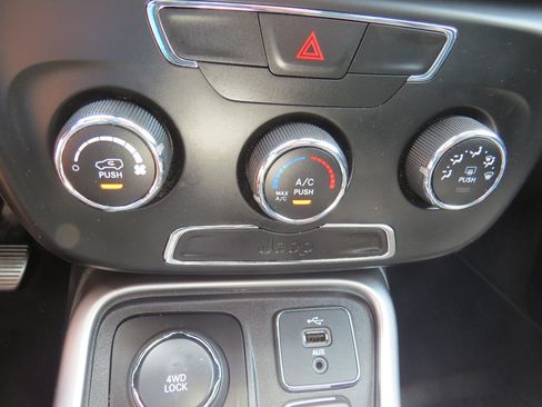 Used 2018 Jeep Compass Latitude AWD/4WD image 18