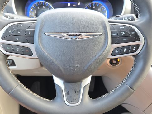 Used 2023 Chrysler Pacifica Touring-L image 27