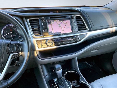 Used 2019 Toyota Highlander XLE image 6
