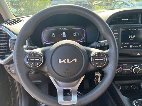 Used 2025 Kia Soul LX w/ LX Technology Package FWD image 25