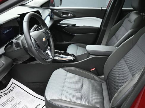 Used 2025 Chevrolet Trax LT w/ LT Convenience Package FWD image 11