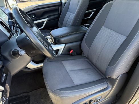 Used 2020 Nissan Titan SV w/ SV Convenience Package image 21