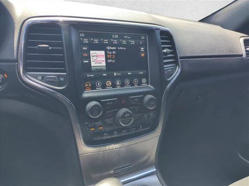 Used 2018 Jeep Grand Cherokee Laredo AWD/4WD image 13