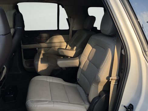 Used 2024 Lincoln Navigator L Reserve AWD/4WD image 21