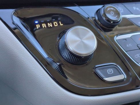 Used 2024 Chrysler Pacifica Touring-L image 23