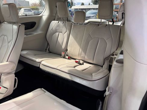 Used 2017 Chrysler Pacifica Limited image 19