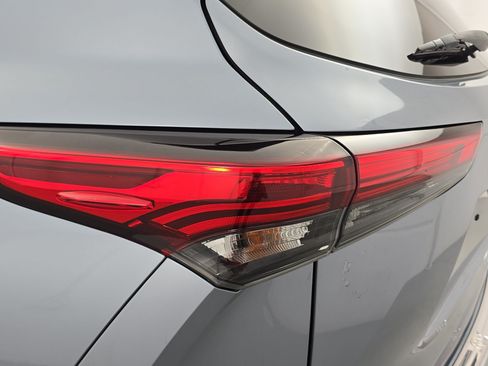 Used 2020 Toyota Highlander XLE AWD/4WD image 35