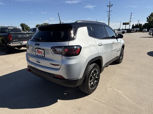 Used 2025 Jeep Compass Trailhawk w/ Trailhawk Elite Group AWD/4WD image 39