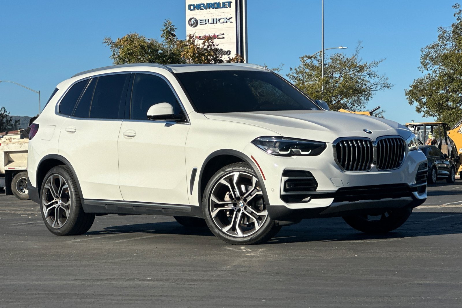Used 2023 BMW X5 xDrive40i w/ Premium Package AWD/4WD image 2