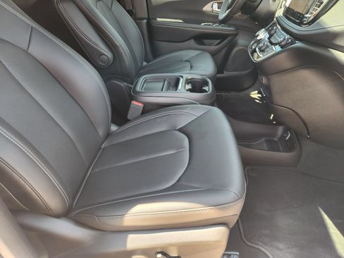 New 2027 Chrysler Pacifica Select w/ Family Tech Group FWD image 14