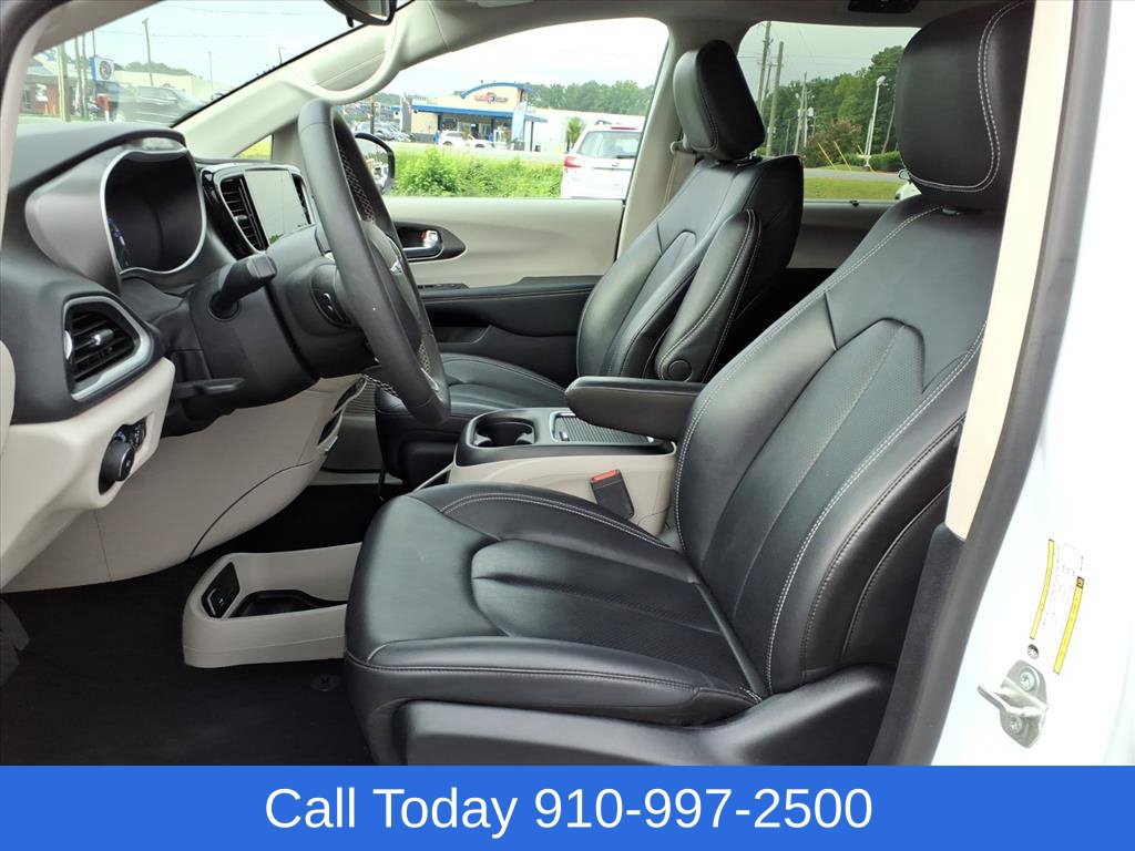 Used 2024 Chrysler Pacifica Touring-L FWD image 9