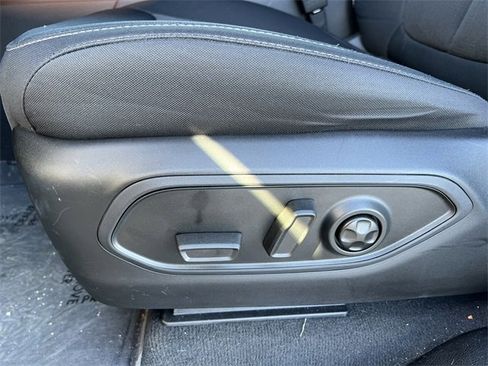 Used 2023 Jeep Grand Cherokee Laredo w/ Luxury Tech Group I image 9