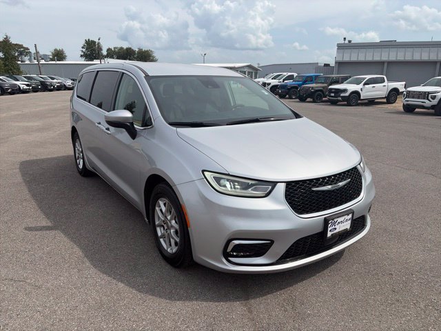 Used 2023 Chrysler Pacifica Touring-L FWD image 8