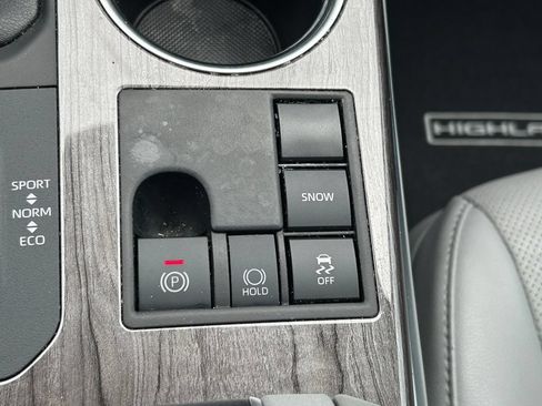 Used 2023 Toyota Highlander Platinum FWD image 34