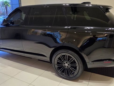 New 2025 Land Rover Range Rover Long Wheelbase SE image 4