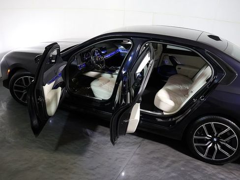 Used 2023 BMW 760i xDrive AWD/4WD image 5