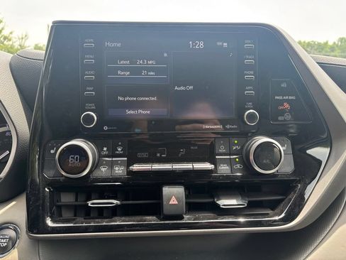 Used 2022 Toyota Highlander XLE FWD image 14