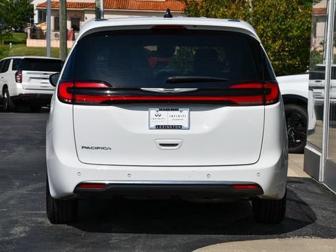 Used 2025 Chrysler Pacifica Select FWD image 8