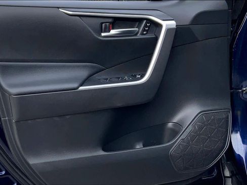 Used 2021 Toyota RAV4 XLE Premium image 20