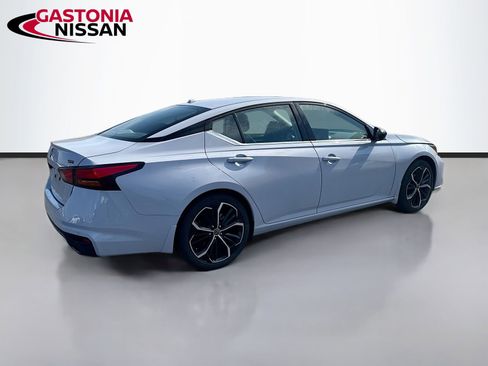 Used 2023 Nissan Altima 2.5 SR w/ SR Premium Package image 9
