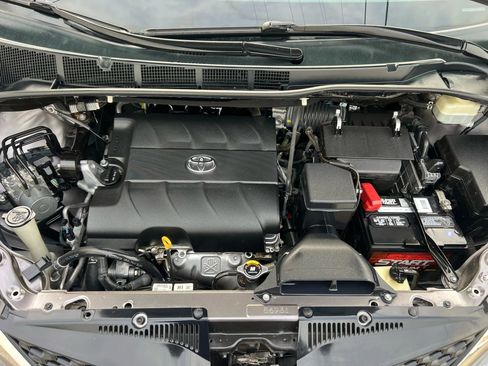 Used 2014 Toyota Sienna SE image 32