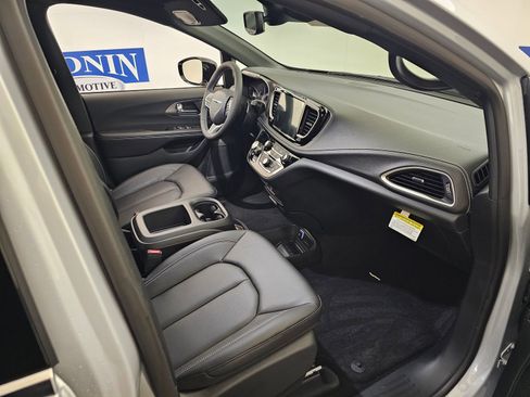 New 2026 Chrysler Pacifica Select image 28