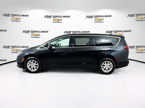 Used 2023 Chrysler Pacifica Touring-L image 4
